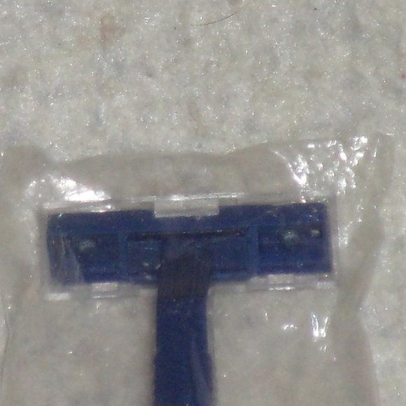 Blue Plastic Men's Disposable Shaving Razor Never Used - Picture 2 of 13